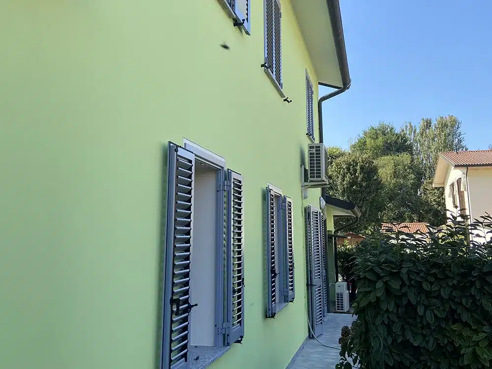 Casa con persiane alle finestre