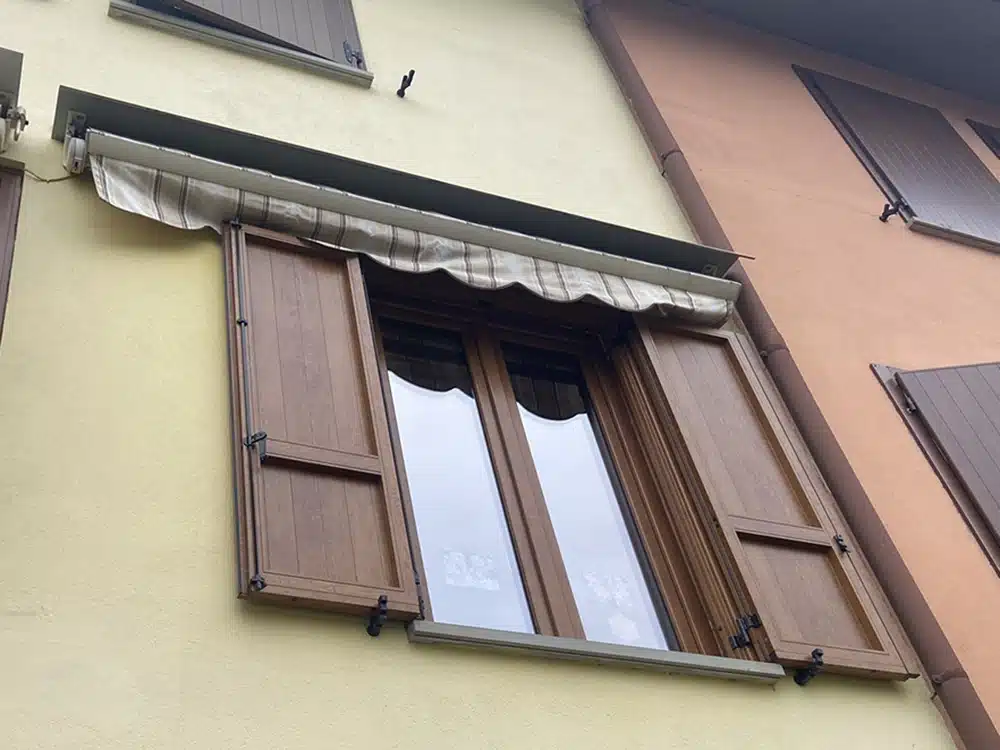 Edificio con finestra con antoni oscuranti in alluminio