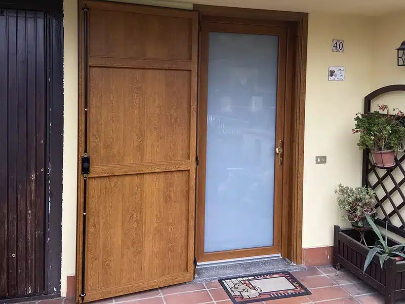 Porta-finestra con antone alluminio color legno