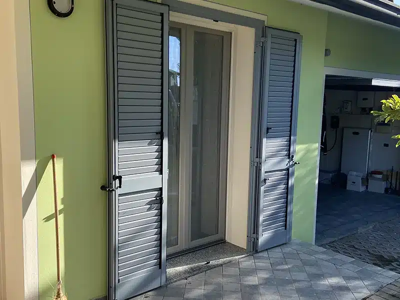 Porta-finestra con persiana in alluminio verde