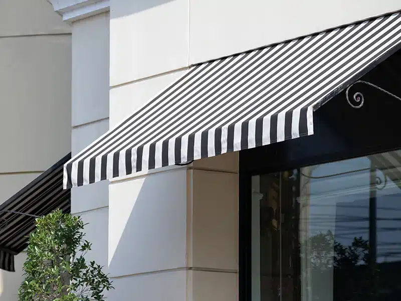 Tenda da sole a righe davanti esercizio commerciale
