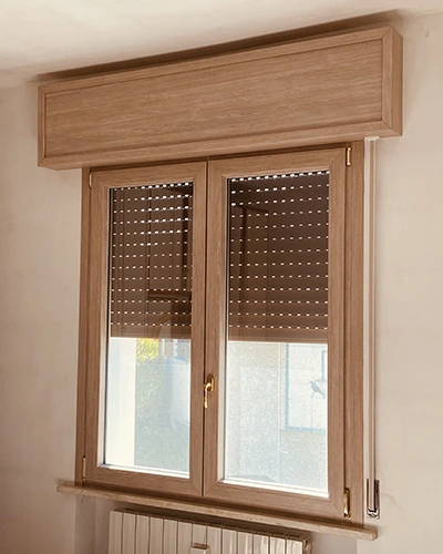 Finestra color legno con cassonetto tapparella