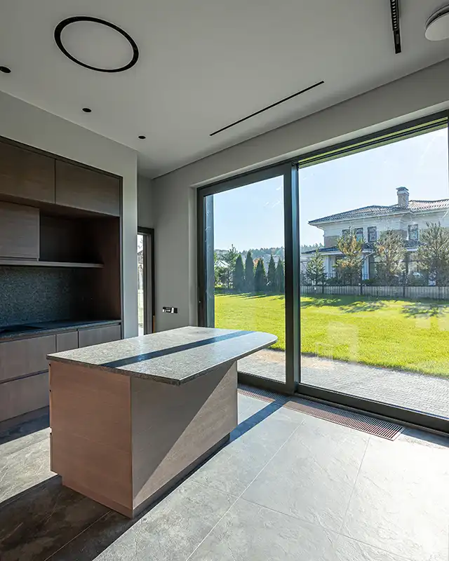 Interno casa con tavolo e grande vetrata