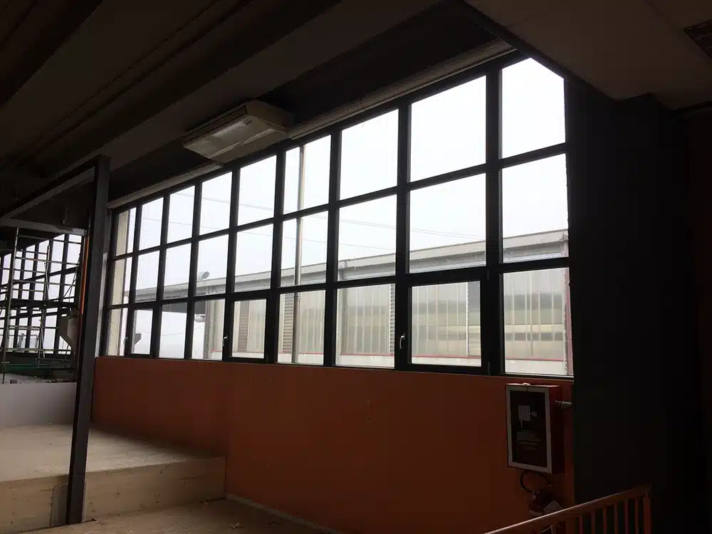Interno edificio con facciata continua a Cremona