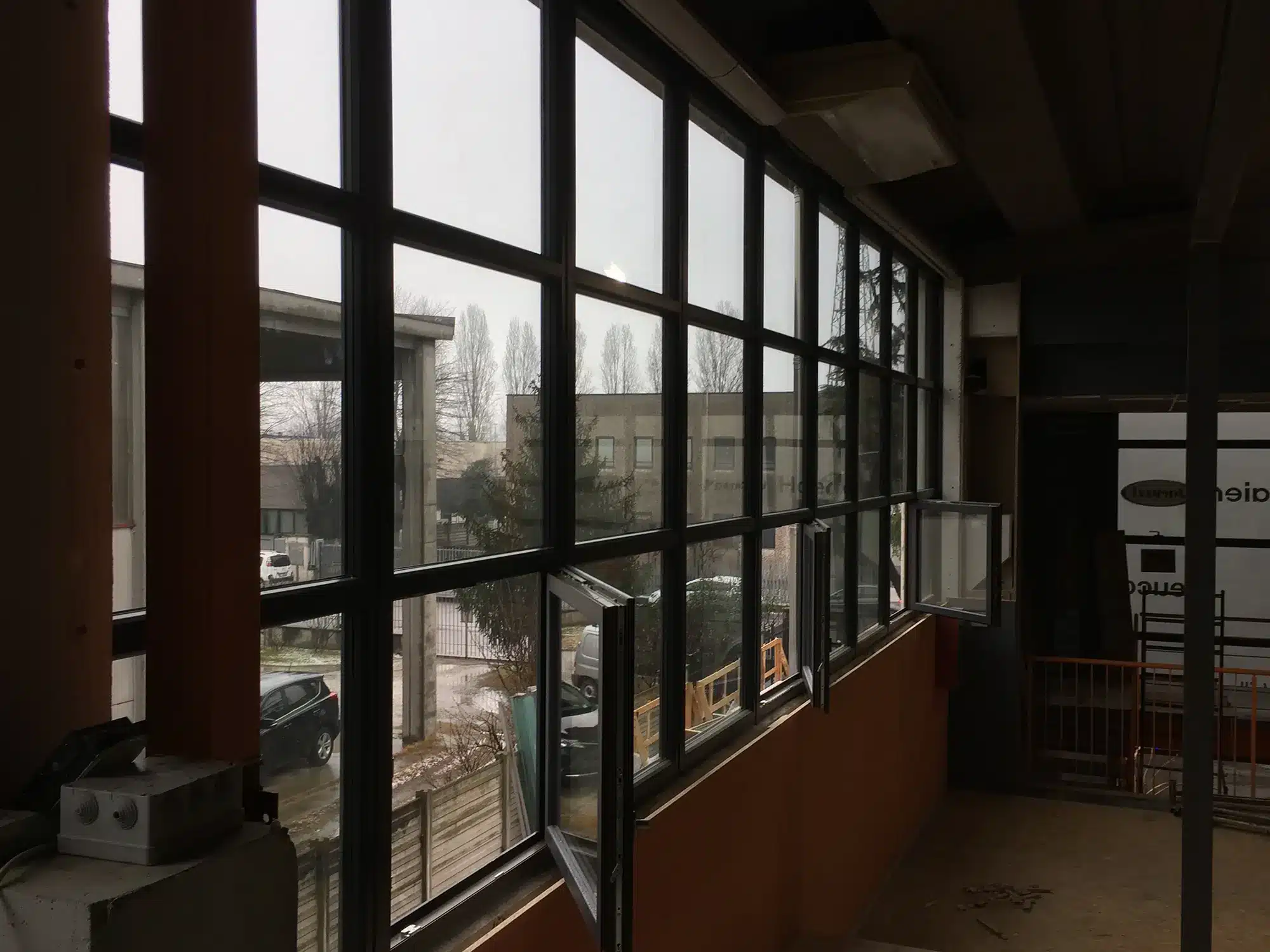 Interno edificio con facciata continua