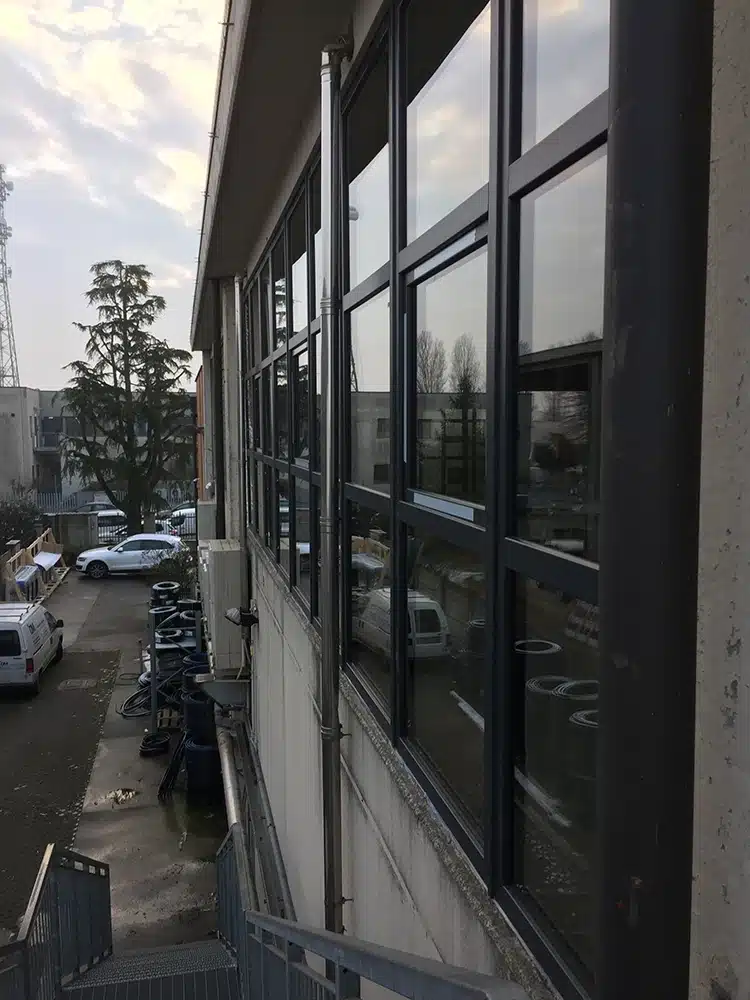 Lato facciata continua edificio Cremona